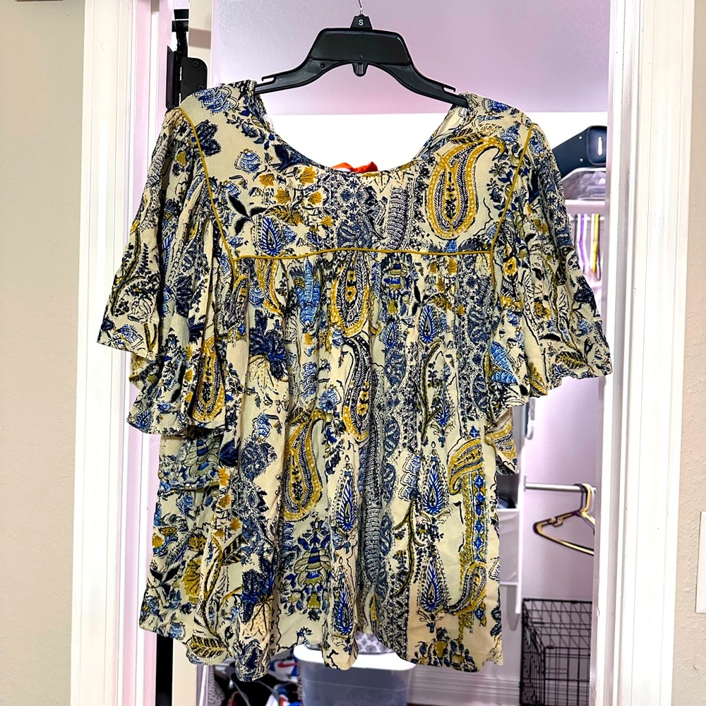 Gorgeous flowy blouse